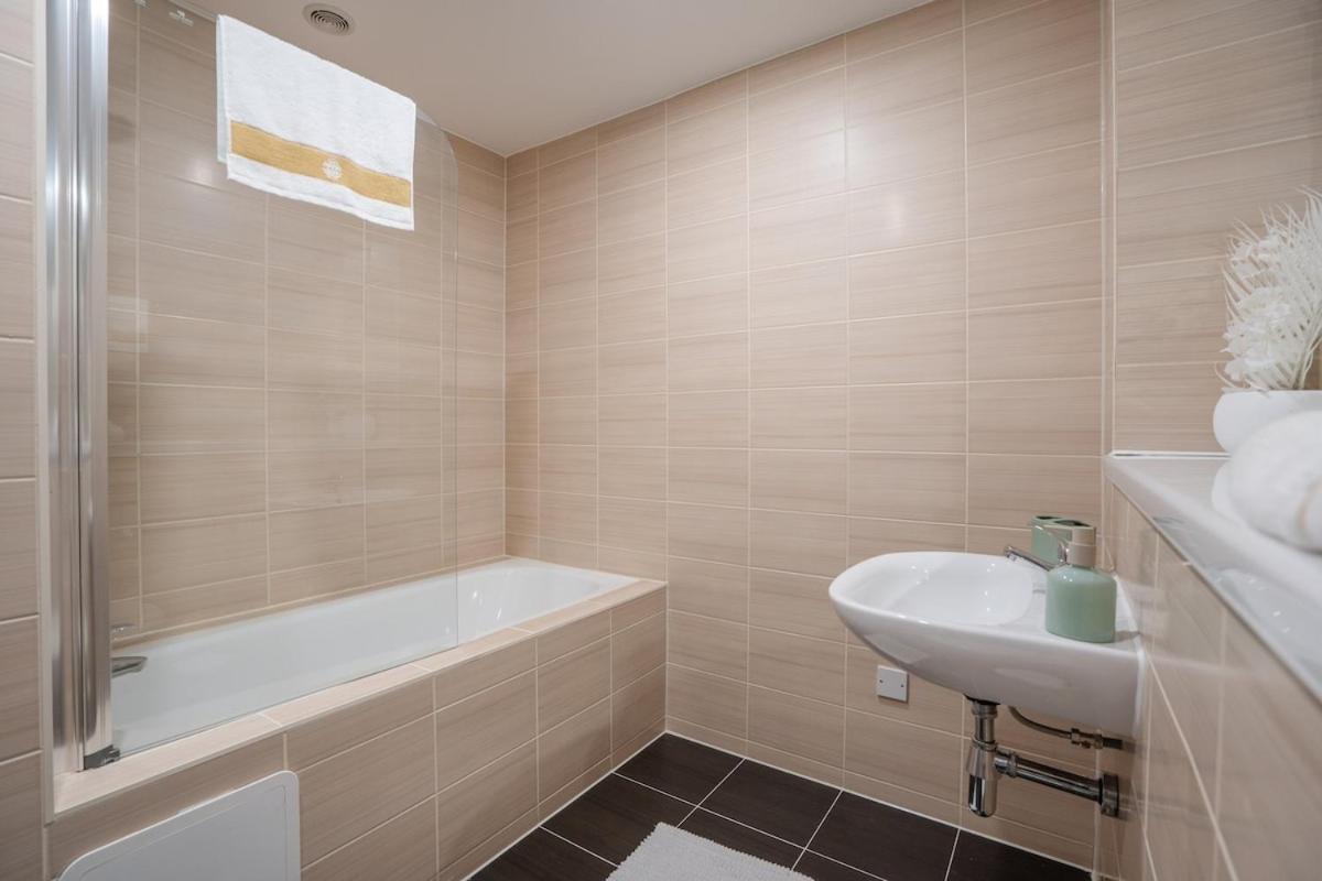 Dockside Escape By Royal Dock Apartment