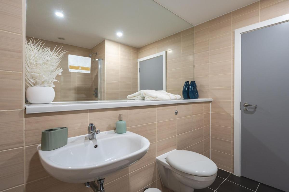 Apartment Dockside Escape By Royal Dock *